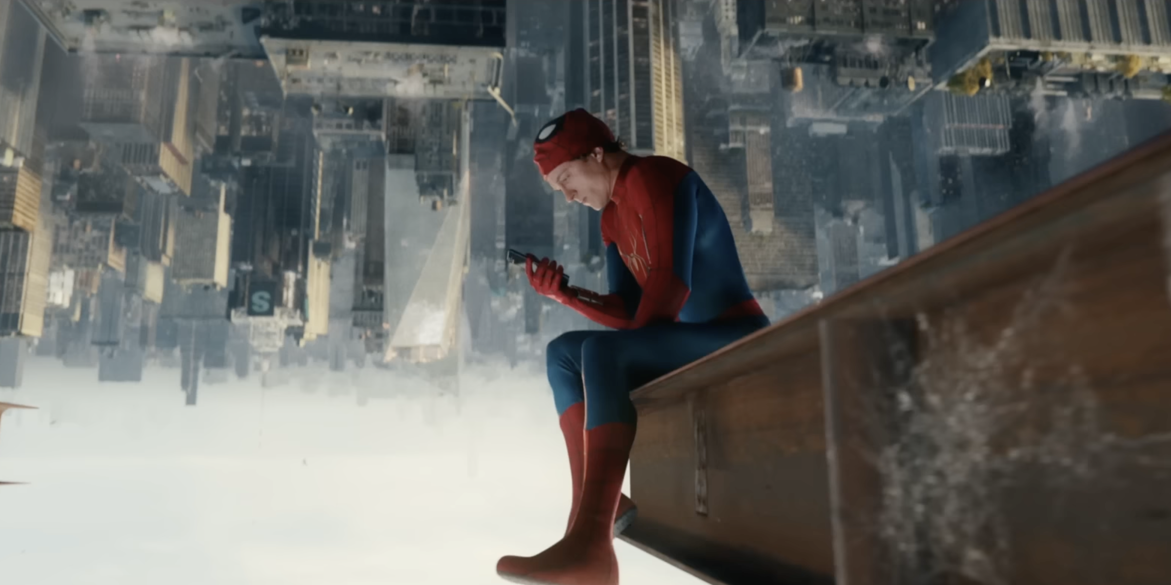 Homem-Aranha: Trilogia de Tom Holland sobe no Disney+ Peter Parker (Tom Holland) usa seu telefone de cabeça para baixo em Spider-Man: Brand New Day