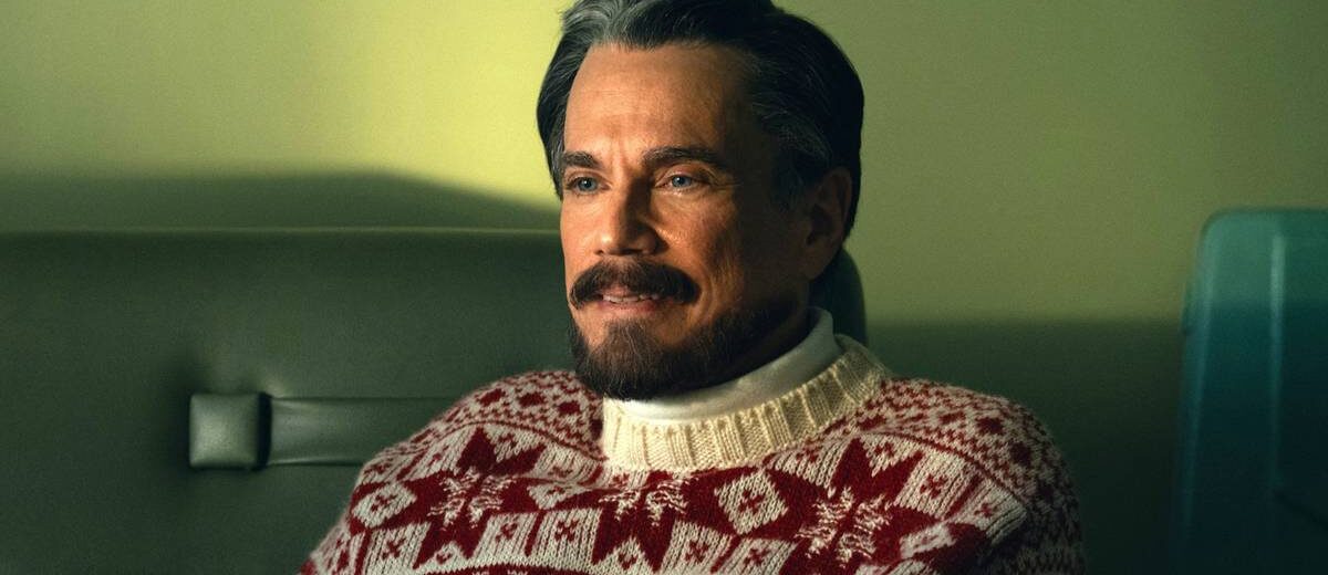 pôster oficial de Ruptura com Adam Scott no corredor da Lumon, visual corporativo e sombrio