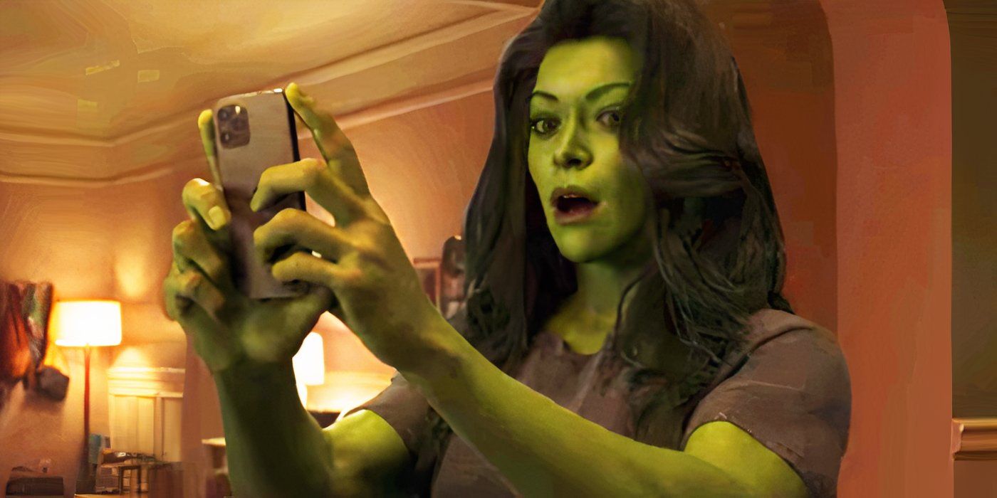 Kat Coiro dirigindo uma cena de Mulher-Hulk em set de gravação