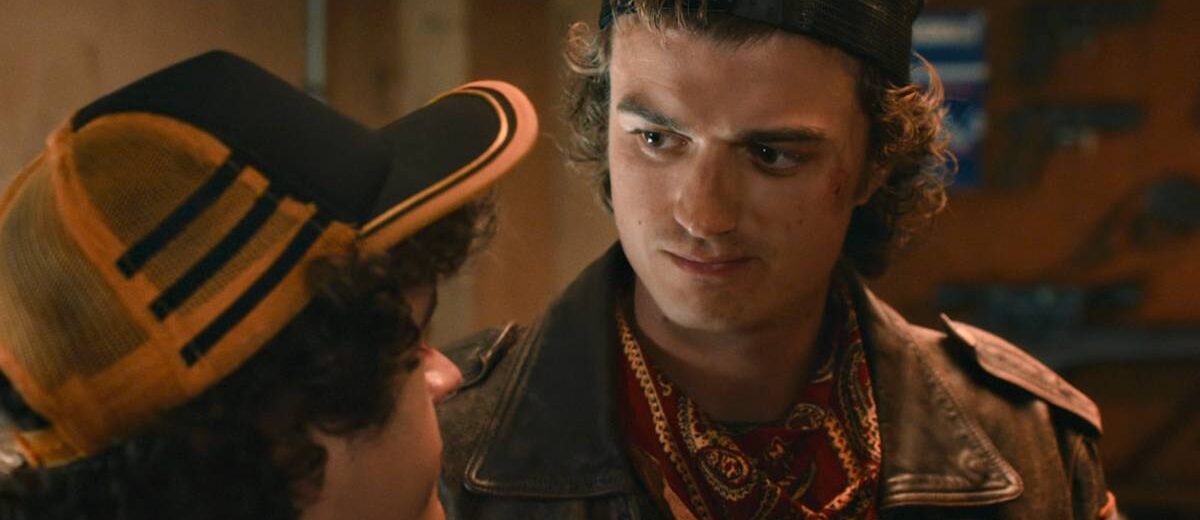 pôster oficial de Stranger Things: Contos de ’85 com o grupo principal em estilo animado, destacado para estreia na Netflix