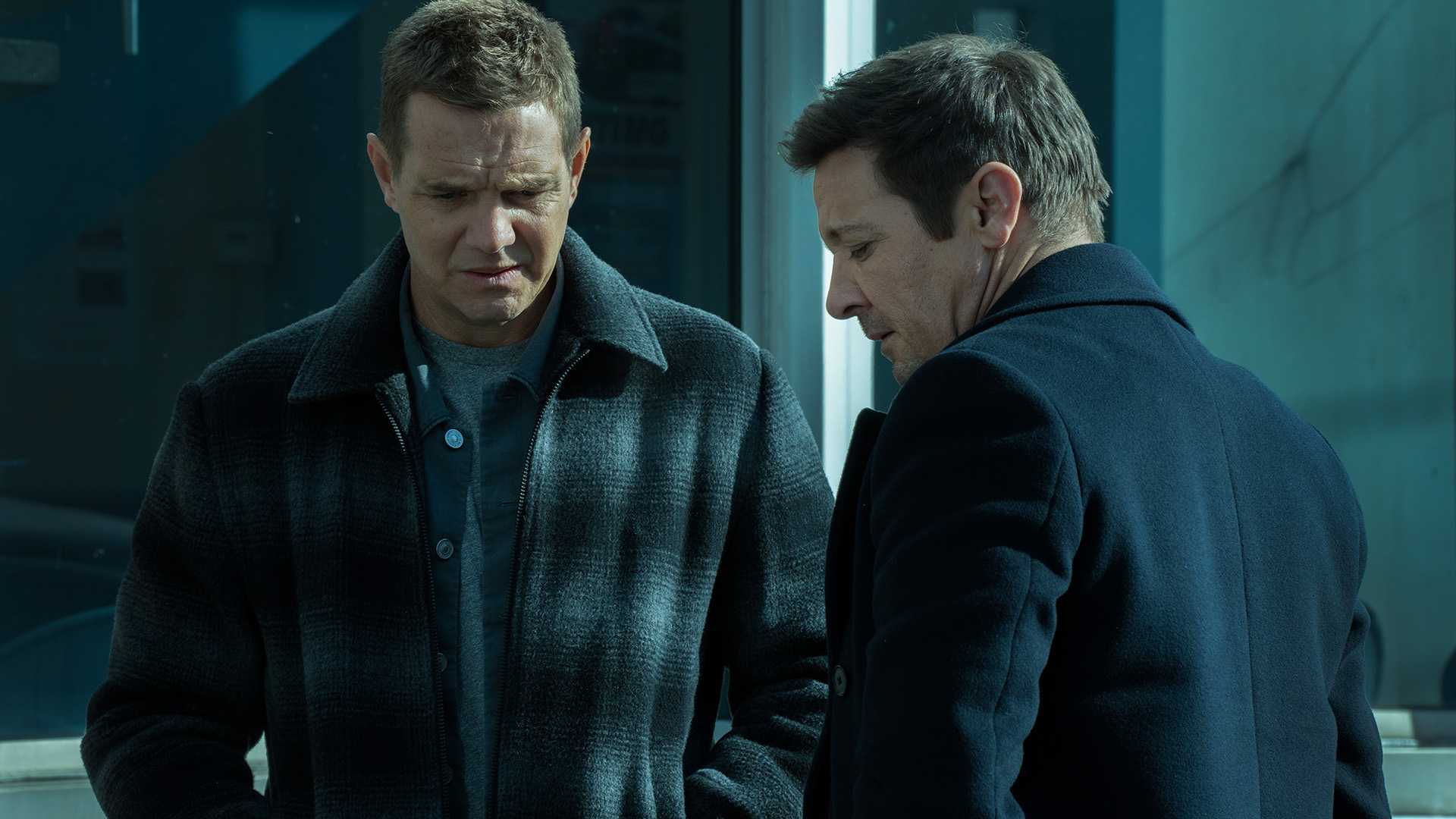 Taylor Handley como Kyle McLusky e Jeremy Renner como Mike McLusky em Mayor of Kingstown episódio 1, temporada 4