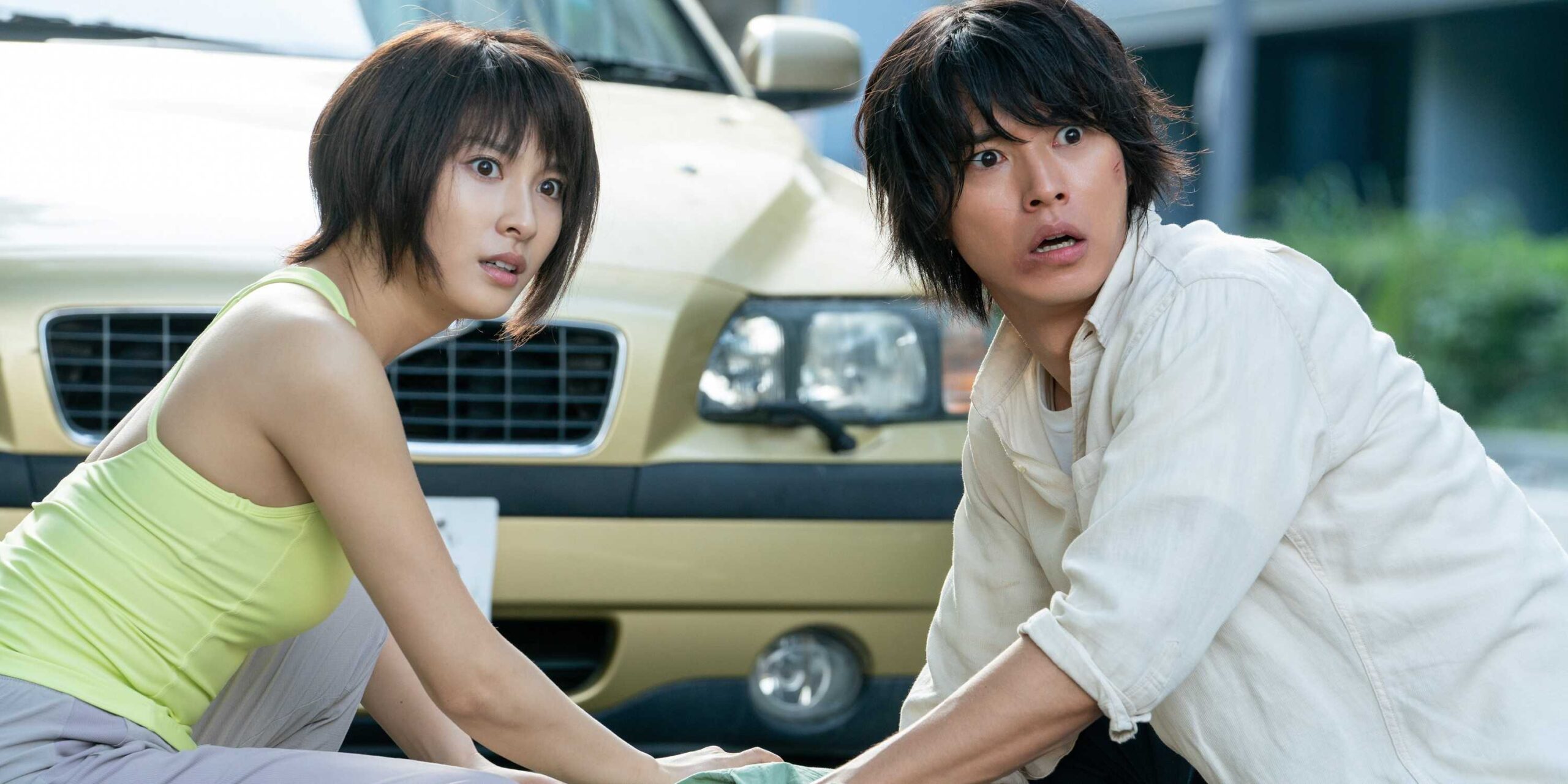 Alice in Borderland: 3 temporadas para maratonar na Netflix Tao Tsuchiya, Kento Yamazaki looking shocked in Alice in Borderland season 2