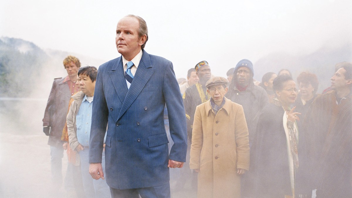 7 séries sci-fi grátis: Além da imaginação no topo John Crichton e as criaturas alienígenas de Farscape em uma nave espacial estilizada