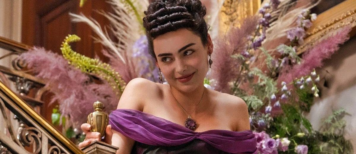 Elenco principal de The Buccaneers em traje de época, com as cinco protagonistas reunidas em cenário aristocrático