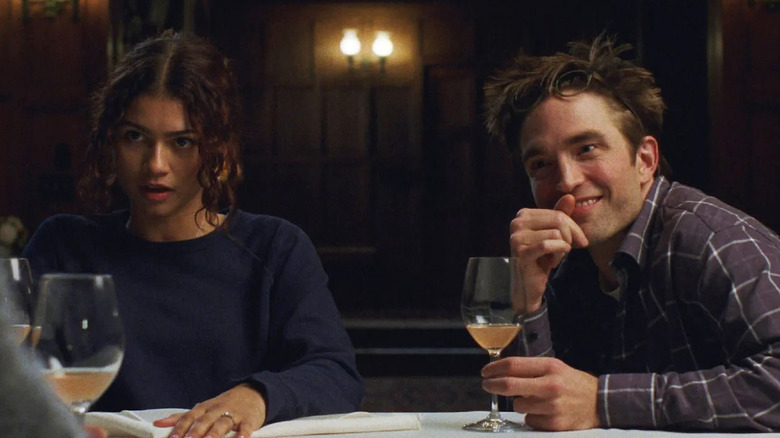 The Drama: Por que Rachel virou a vilã do filme Emma and Charlie talking to Mike and Rachel at dinner in The Drama