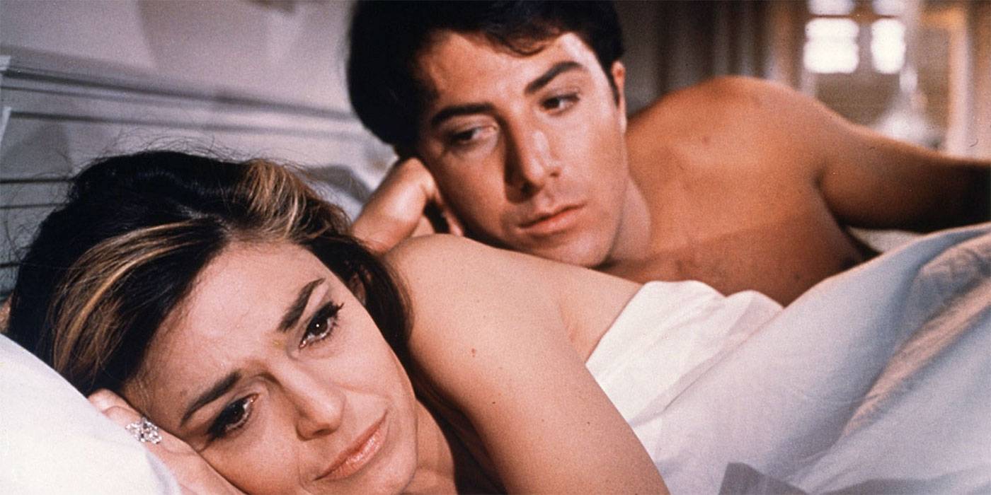10 dramedies com grandes atuações: Os melhores da lista Anne Bancroft e Dustin Hoffman como Mrs. Robinson e Benjamin juntos na cama em The Graduate