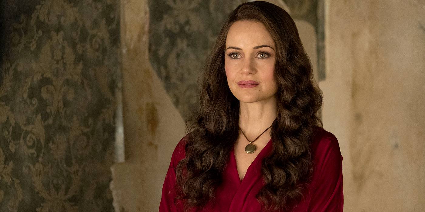 Olivia Crain looks at her children in THE HAUNTING OF HILL HOUSE