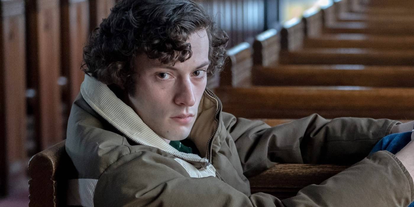 10 dramedies com grandes atuações: Os melhores da lista Dominic Sessa senta-se em um banco em The Holdovers (2023)