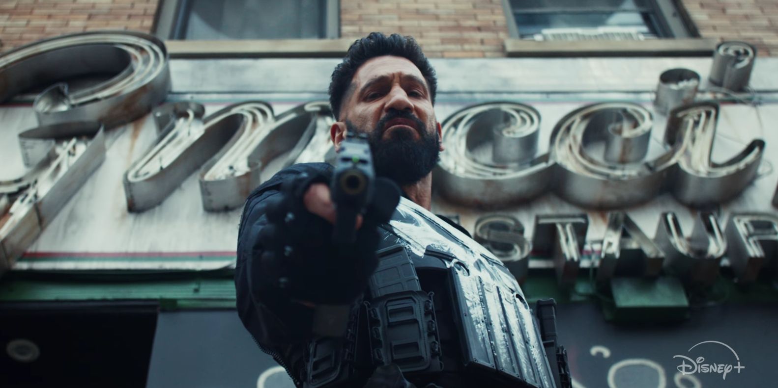 Comparação visual entre Frank Castle em Daredevil: Born Again e The Punisher: One Last Kill, lado a lado