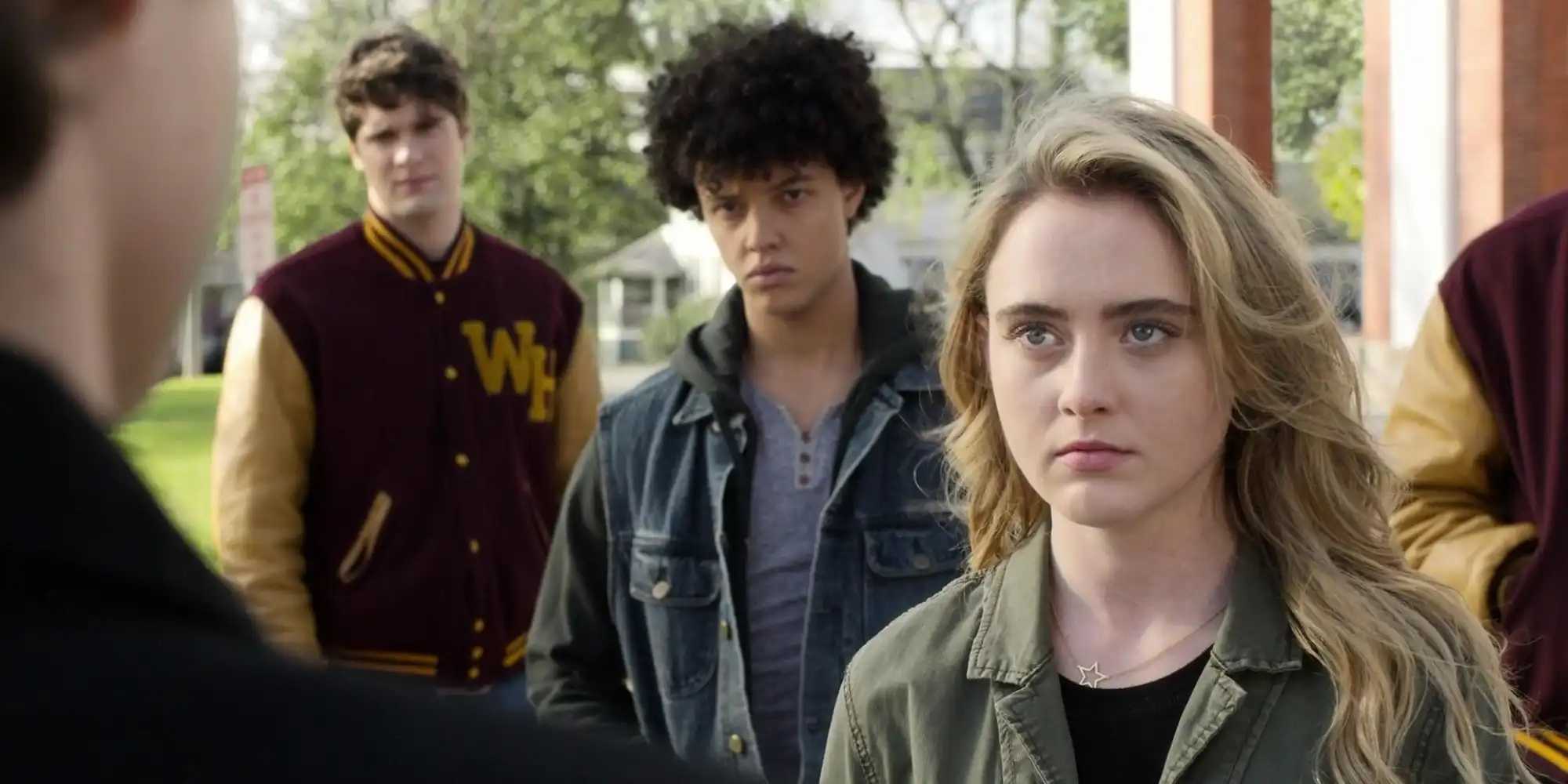 The Society: Por que a série da Netflix merece voltar Kathryn Newton stares at someone in The Society.