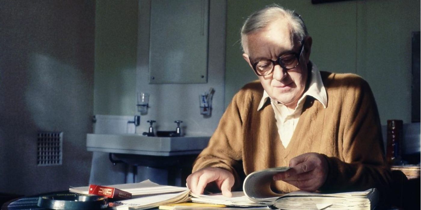 David Janssen como Dr. Richard Kimble fugindo em The Fugitive, com perseguição tensa e clima de estrada