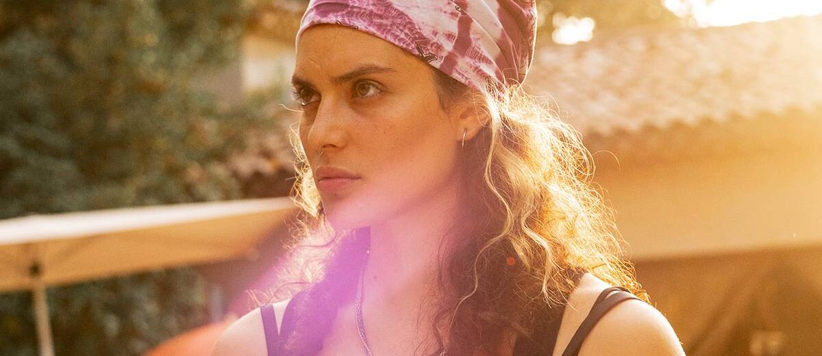 Alba Mazier na fazenda de flores em Under a Dark Sun, com clima de suspense rural francês