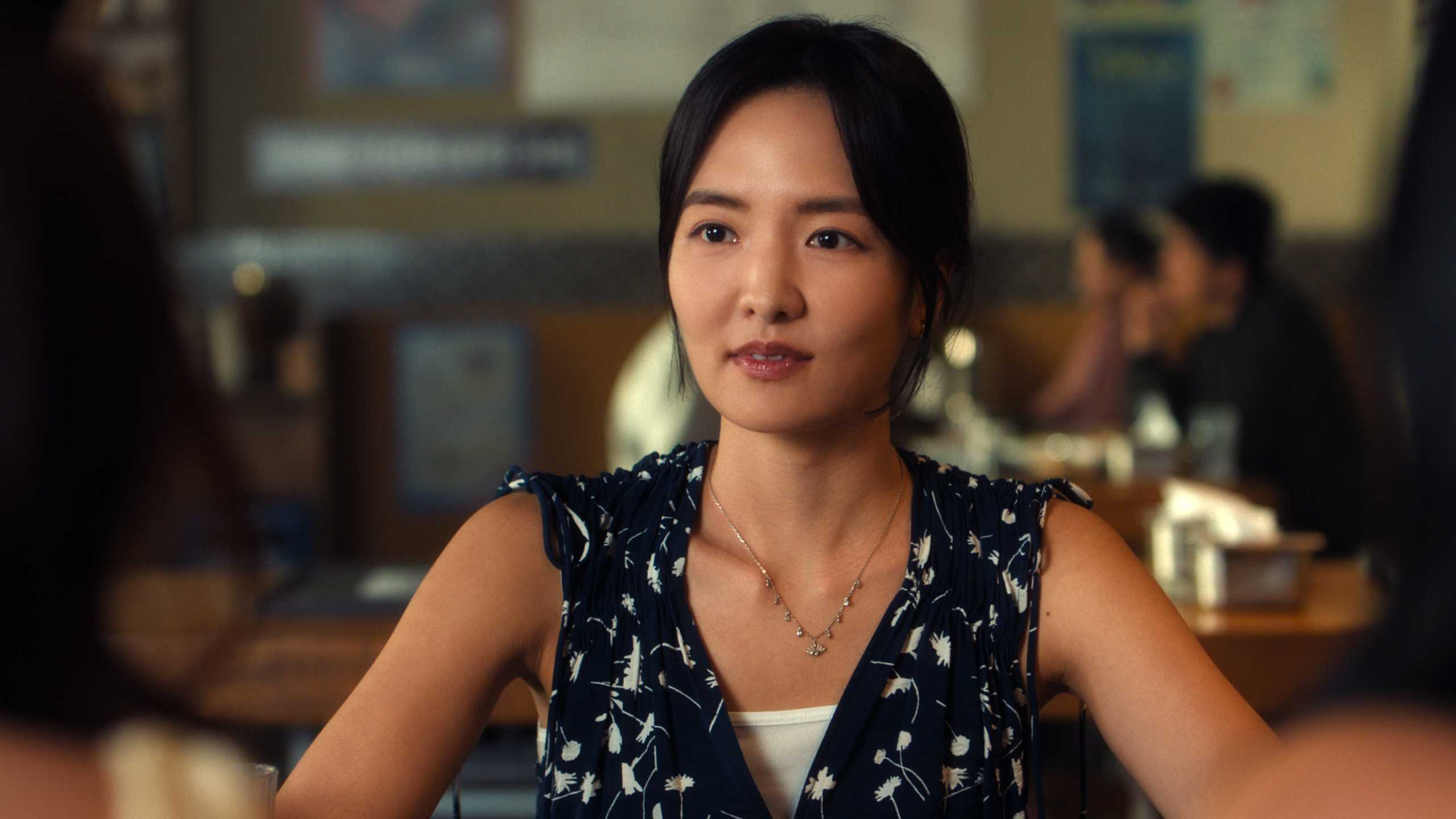 XO, Kitty: Kitty e Min Ho ficam juntos no final XO Kitty still featuring Jiwon Ahn sitting at a table across from Kitty and Lara Jean.